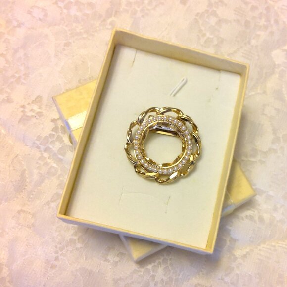 Vintage Pearl Scarf Clip Ring Gold Tone Brooch Timeless VTG Jewelry Round Pin - Picture 1 of 8